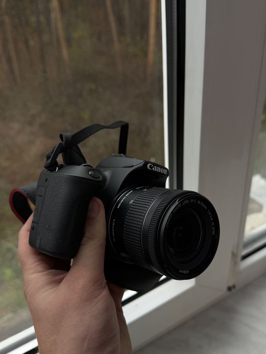 Продам майже новий Canon 250d