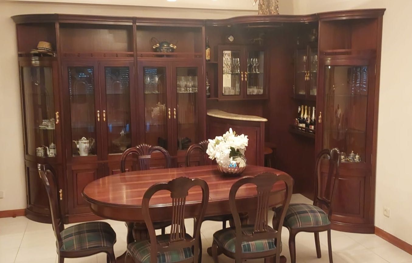 Móvel de Sala Antigo com Bar Embutido – Madeira Maciça