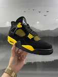 Jordan 4 RetroThunder unisex w kolorze czarnym i żółtym39