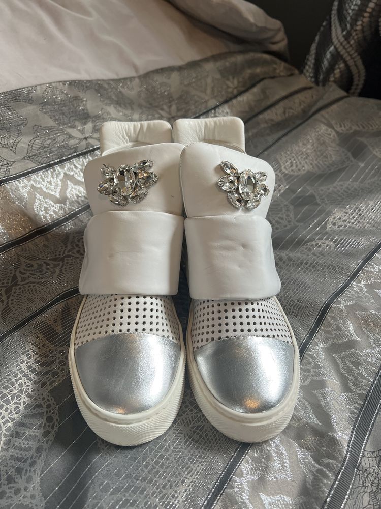 Carinii 39 sneakersy biało- srebrne skóra naturalna