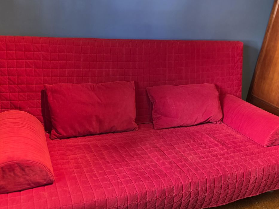 Sofa cama com capa e almofadas