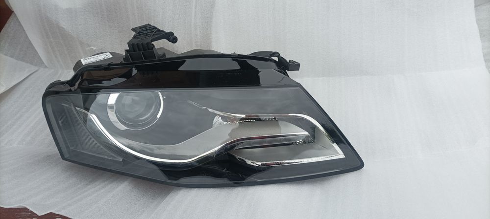 Lampa prawa Audi A4 B8 XENON