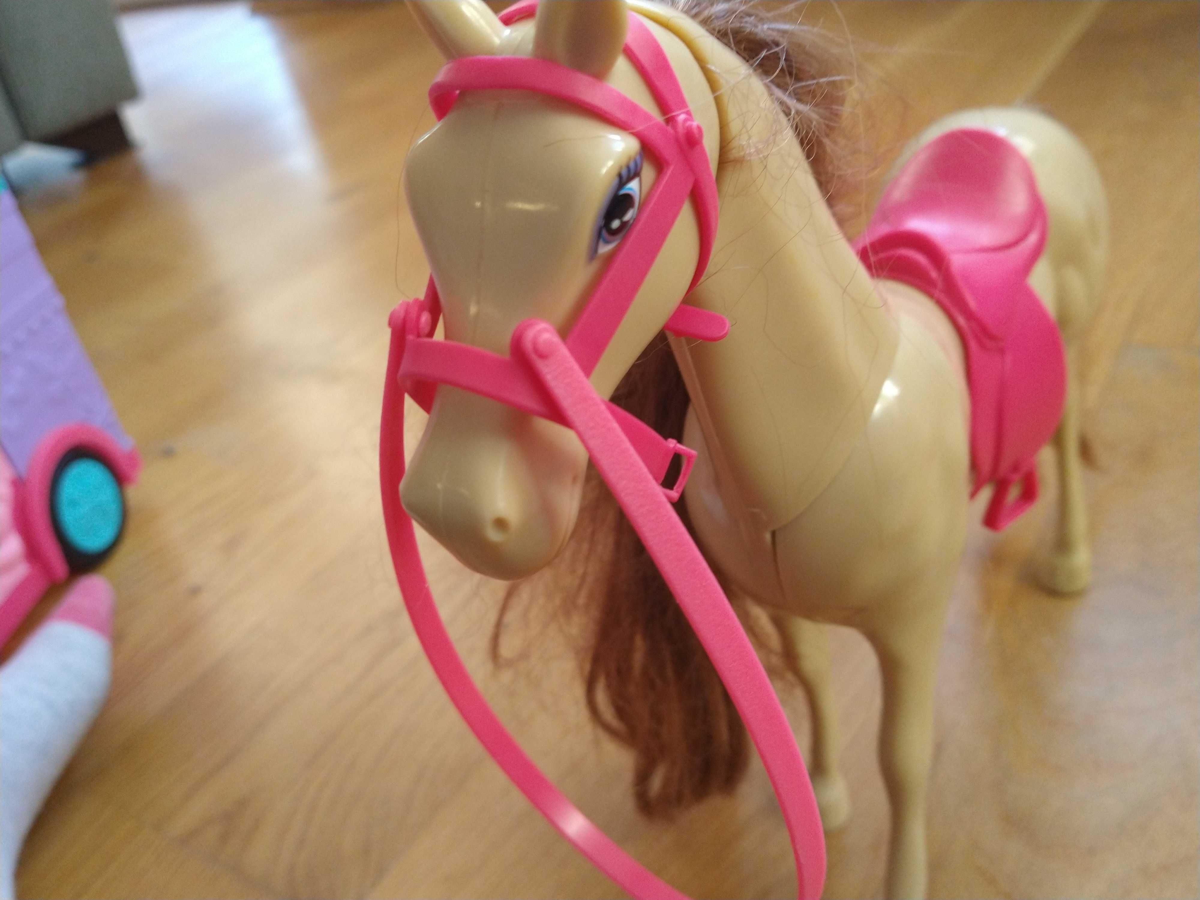 Zabawka koń z ruchoma szyją i głową