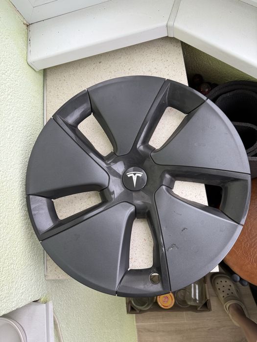 Ковпаки Tesla model 3 R18
