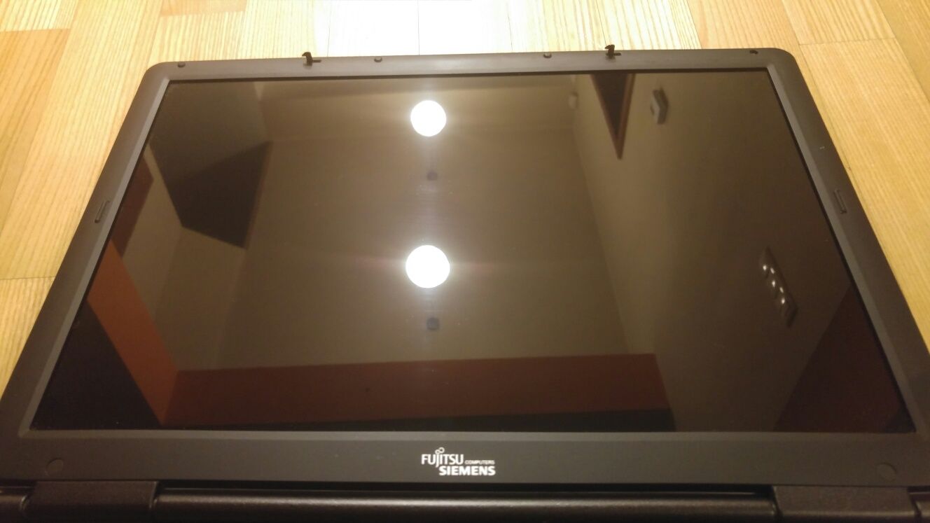 Fujitsu Siemens Amilo M4438G