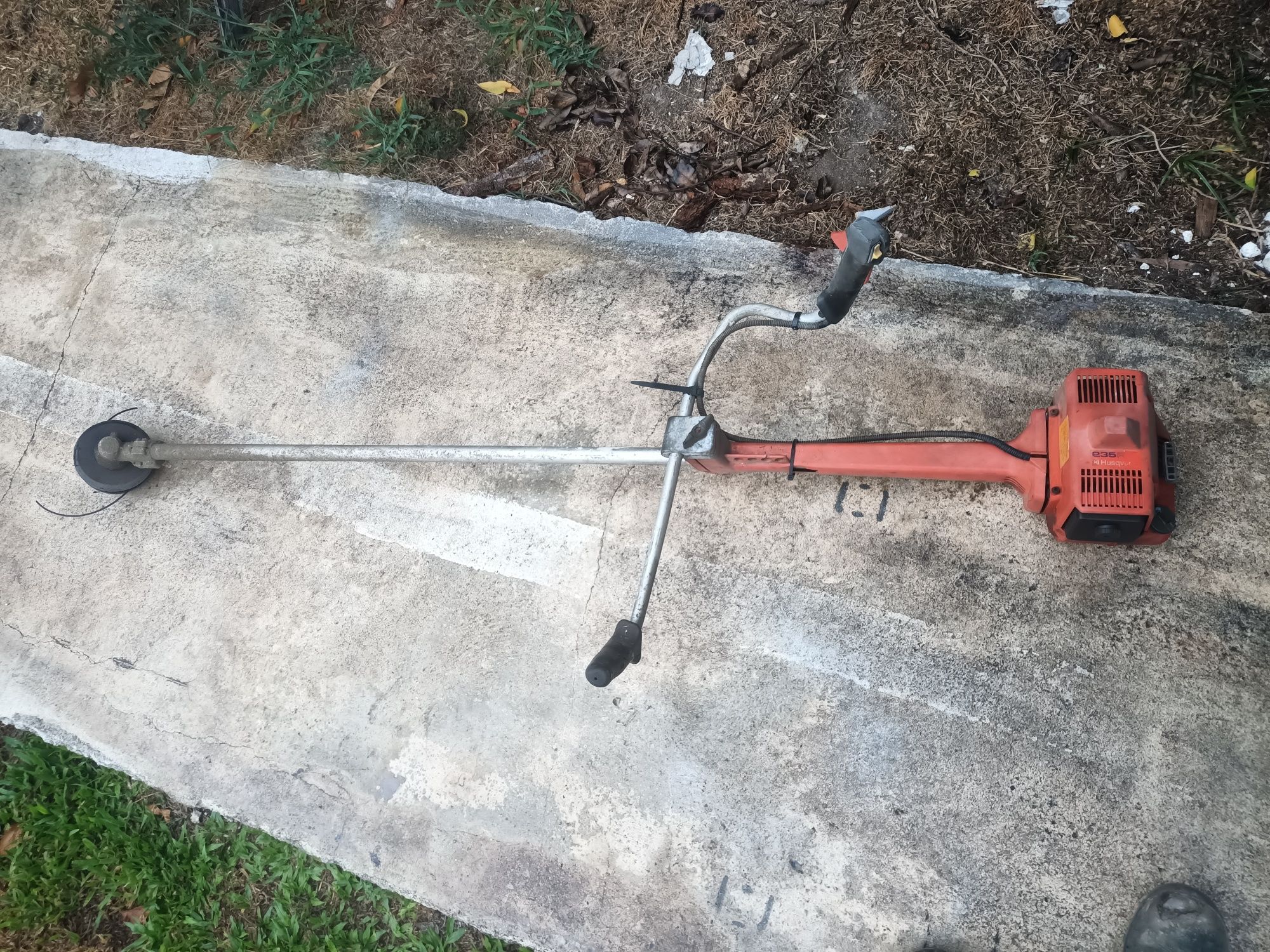 Máquina corta erva