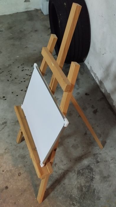 Cavalete de pintura e quadro