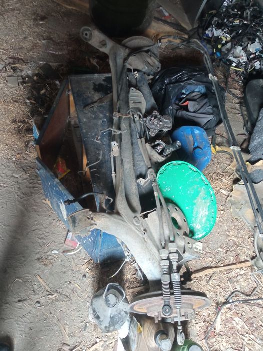 Продам задню балку Тойота корола Е 150