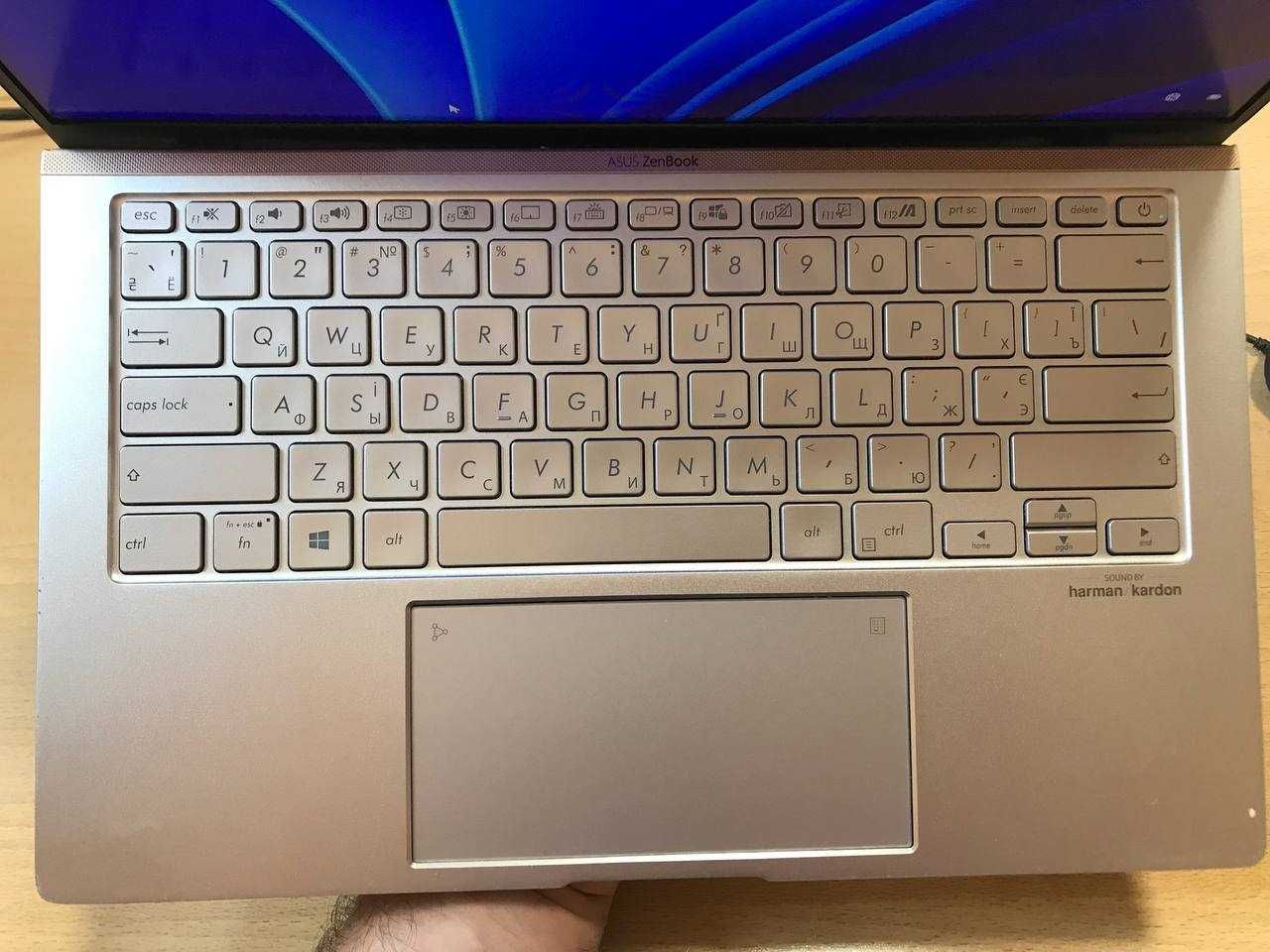 ASUS ZenBOOK UM433D та Apple iPad Air A1474 Wi-Fi 16GB