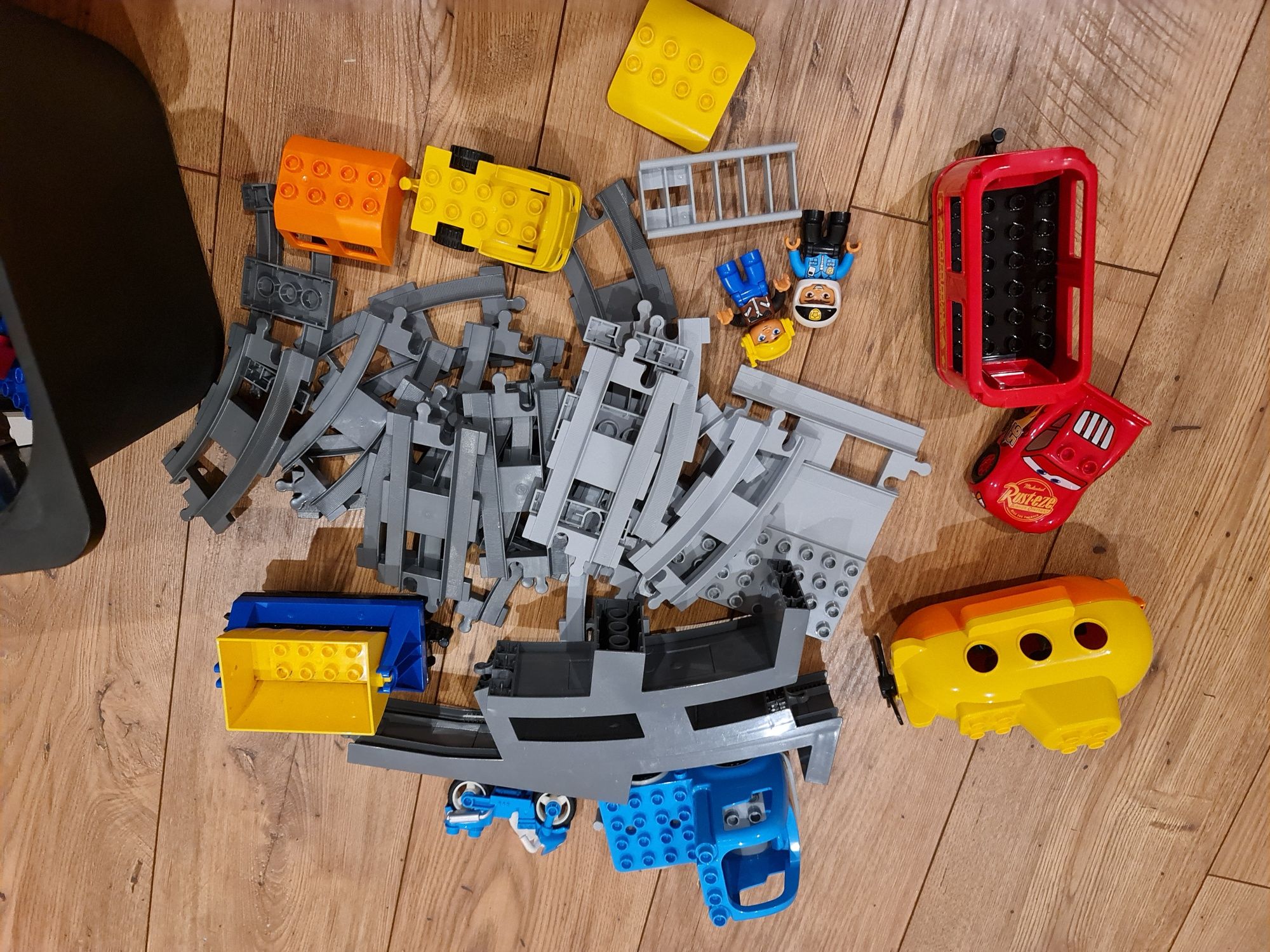 Lego duplo 8.5 kg dwie kolejki, tory, łódź podwodna, zygzak McQueen