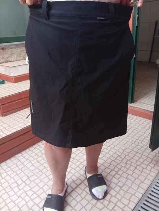 Saia casual nova com etiqueta marca Islandesa .tem calção por dentro
