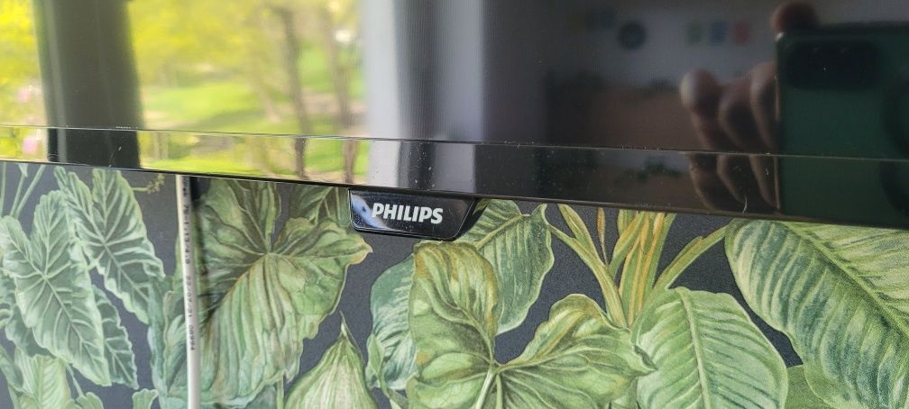 Telewizor Philips 32 cale z uchwytem do powieszenia.