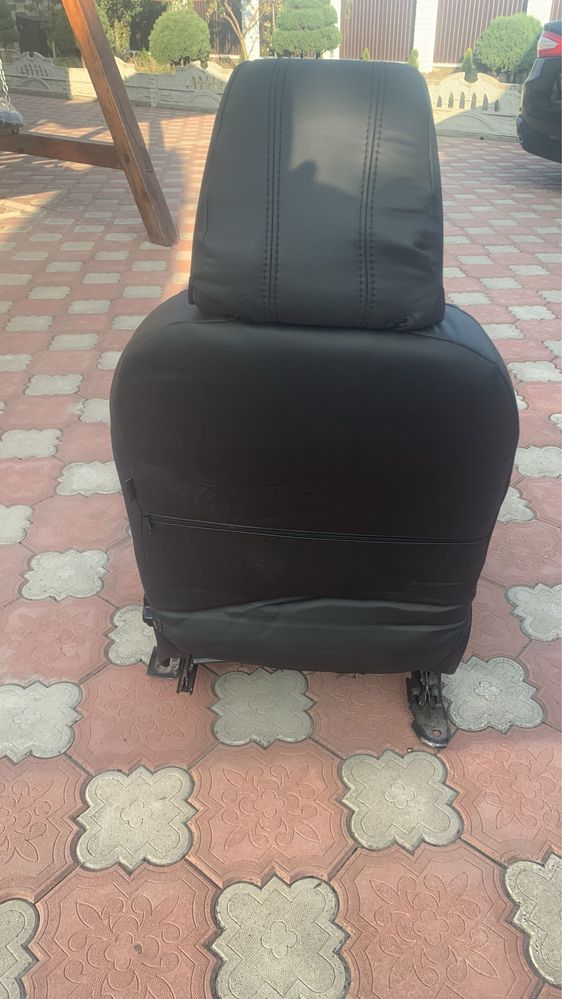 Сидіння в авто.     .