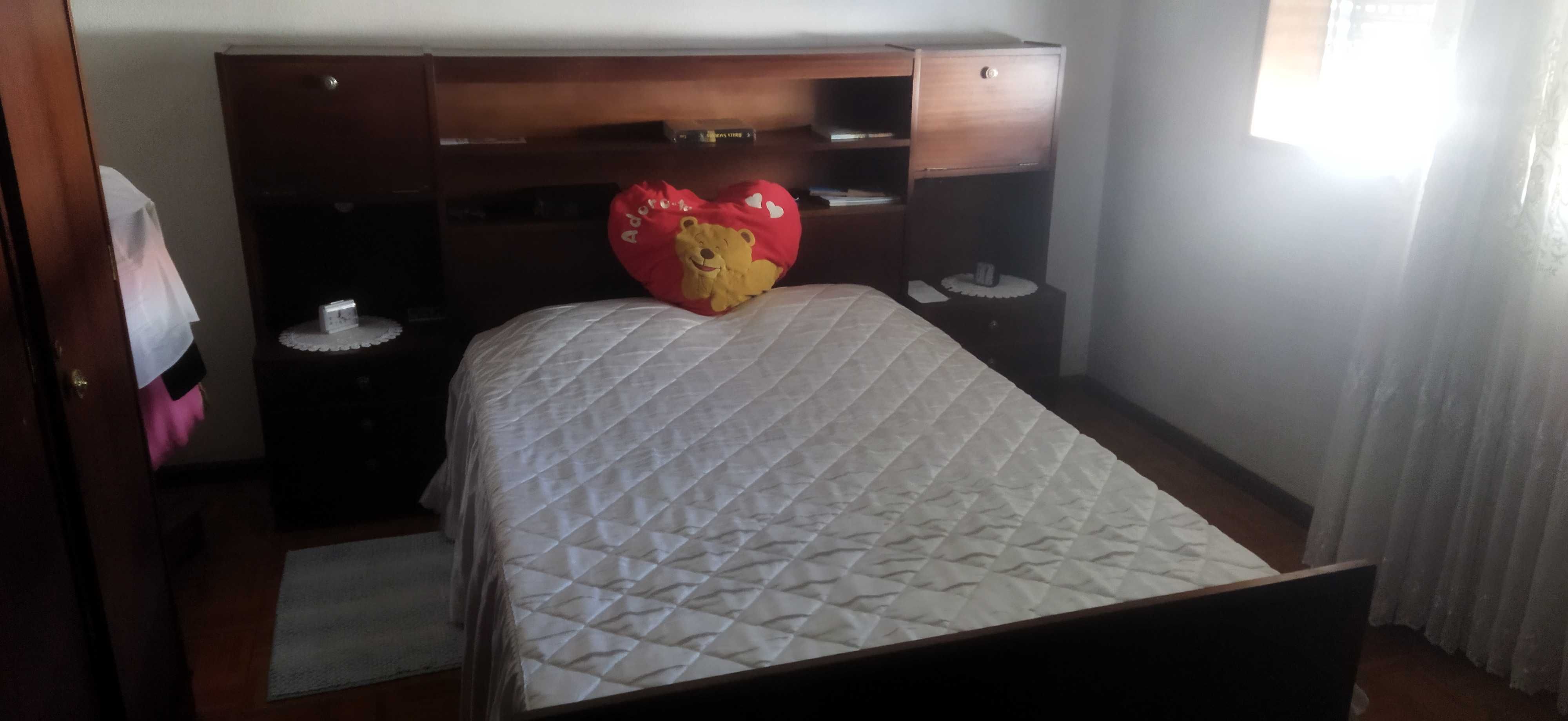 Cama com estrado e colchqo 190€