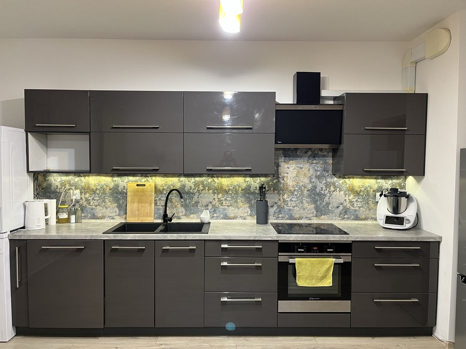 Antracytowa kuchnia z AGD