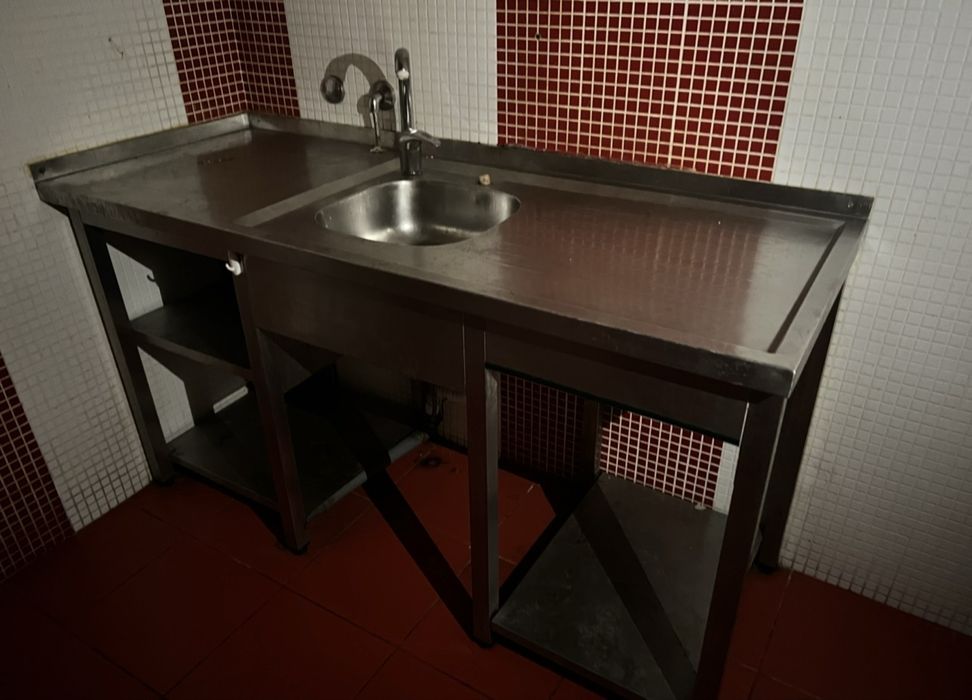 Bancada de inox com 1 cuba e 1 torneira