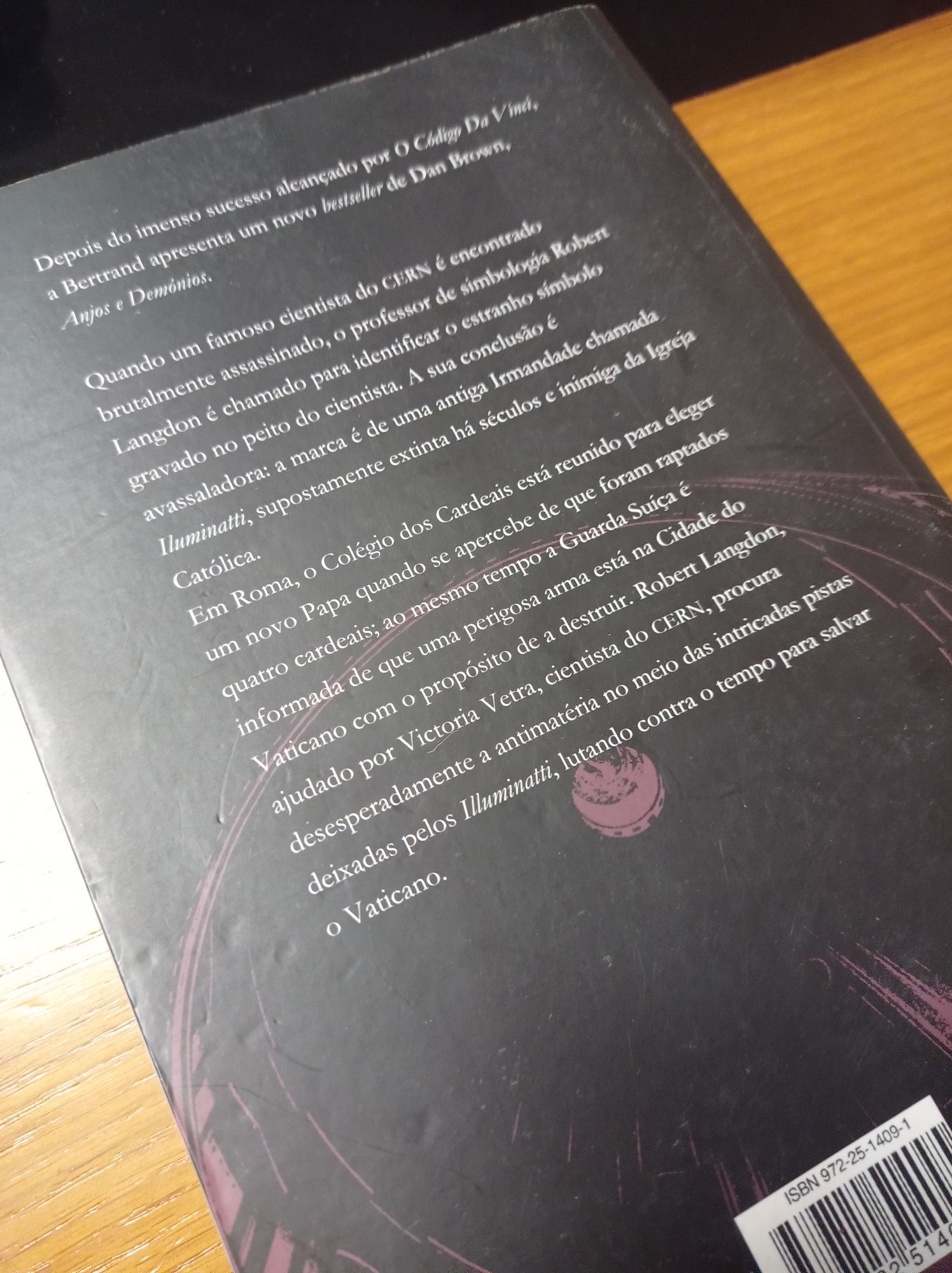 Livro Anjos e Demónio de Dan Brown