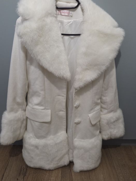 Piękne białe futerko r s