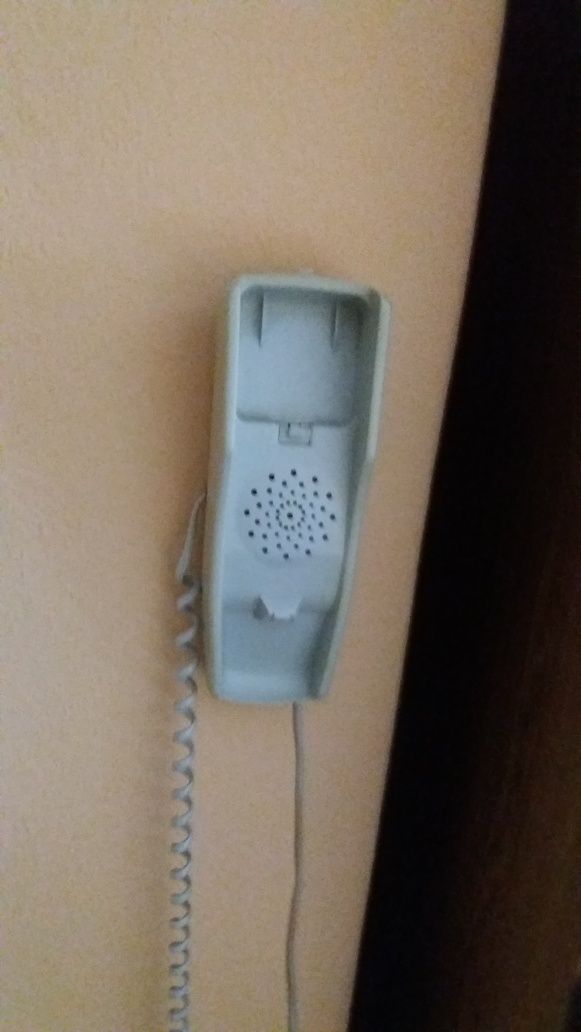 Telefon stacjonarny na ścianę.