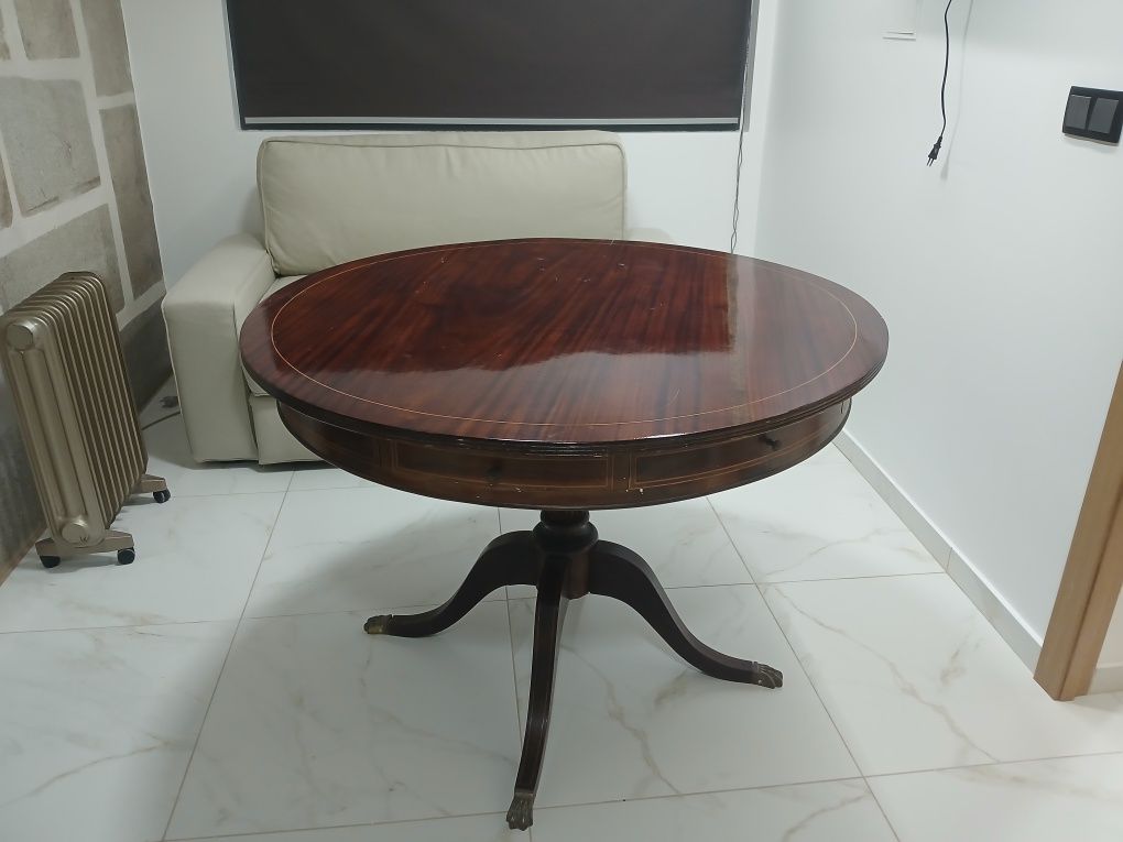 Mesa de jantar em madeira