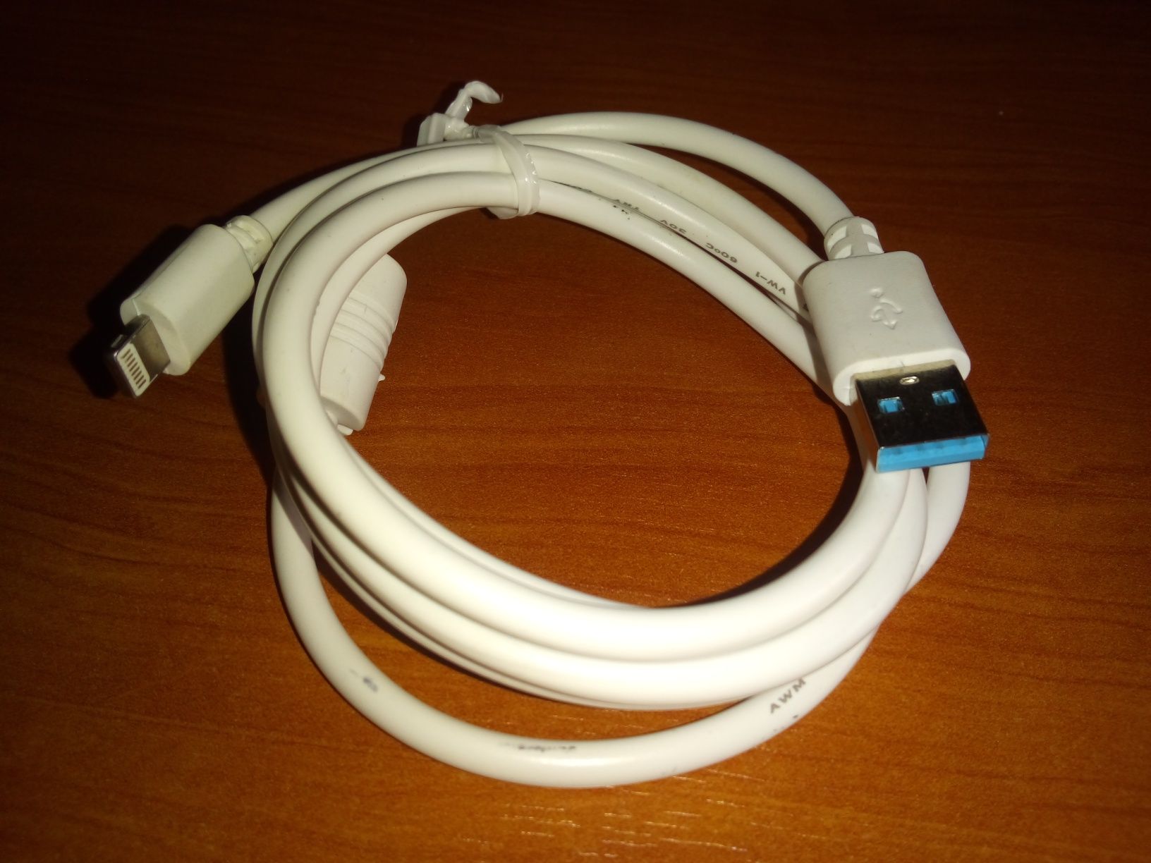 Cabos e extensões USB (USB-A, USB-B, Mini-USB-B, Apple Lightning)