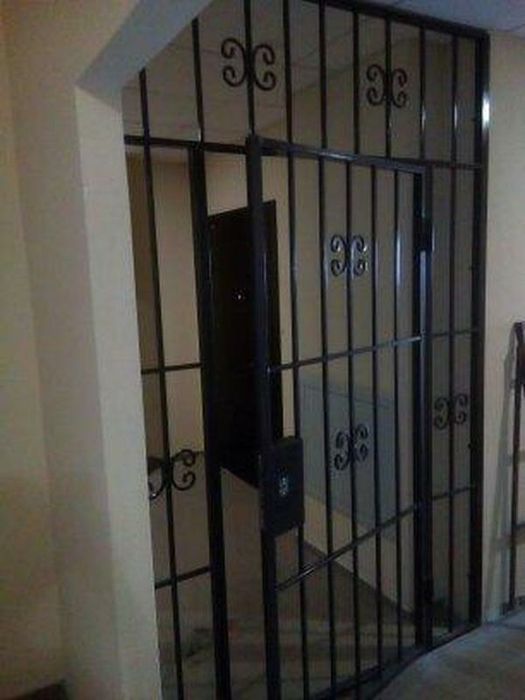 Тамбурные, парадные, решетчатые двери.