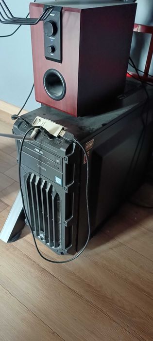 Komputer,monitor,myszka,klawiatura,głośniki