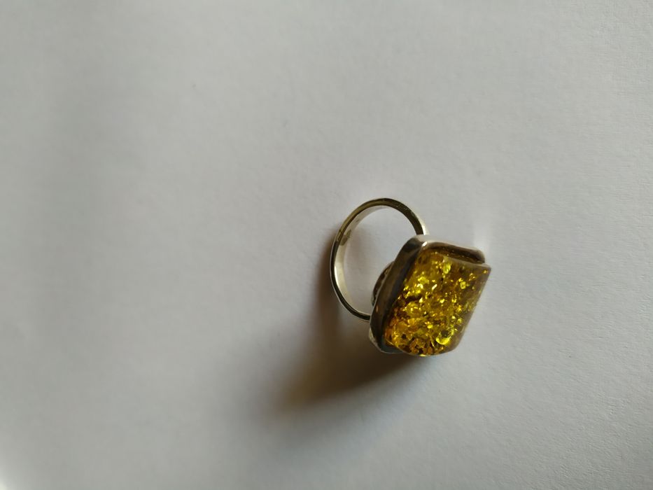 Pierścionki srebrne z bursztynem