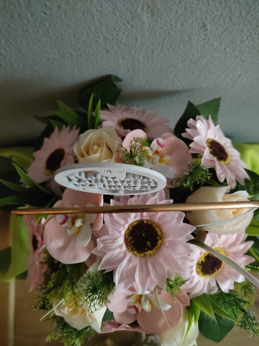 Piękny box komunijny- z mydlanych kwiatów