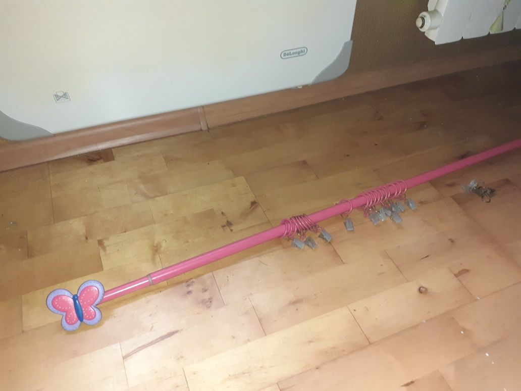 Karnisz do okna pokoju dziewczynki
