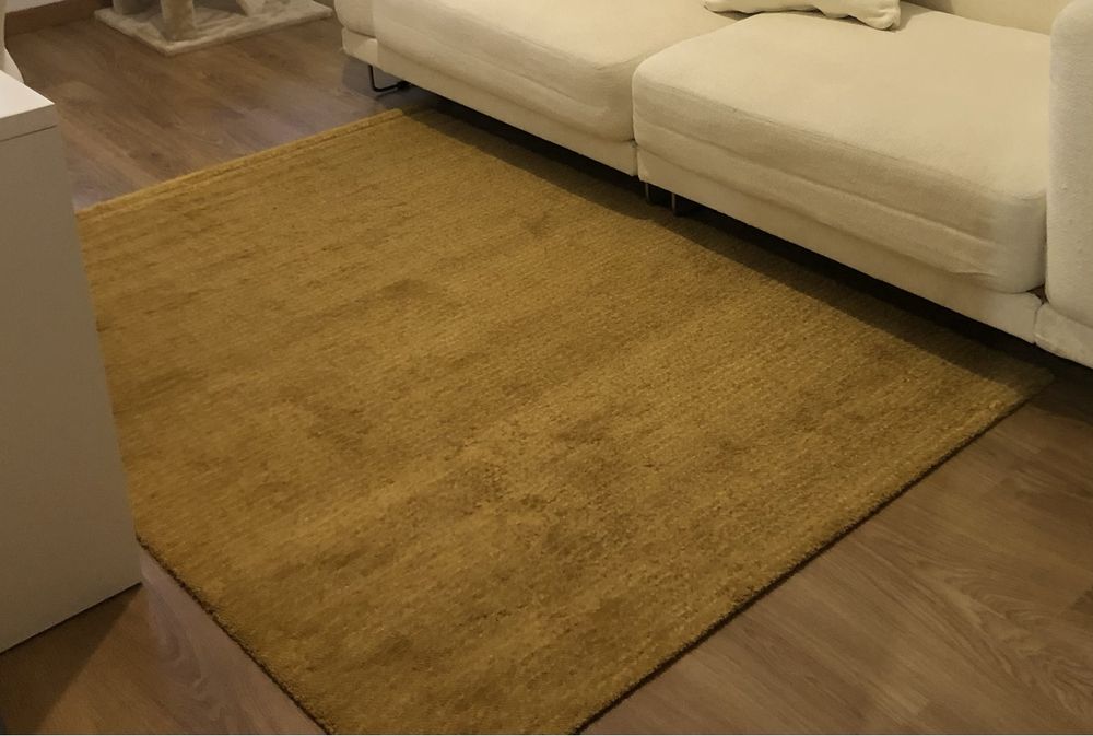 Tapete IKEA amarelo torrado