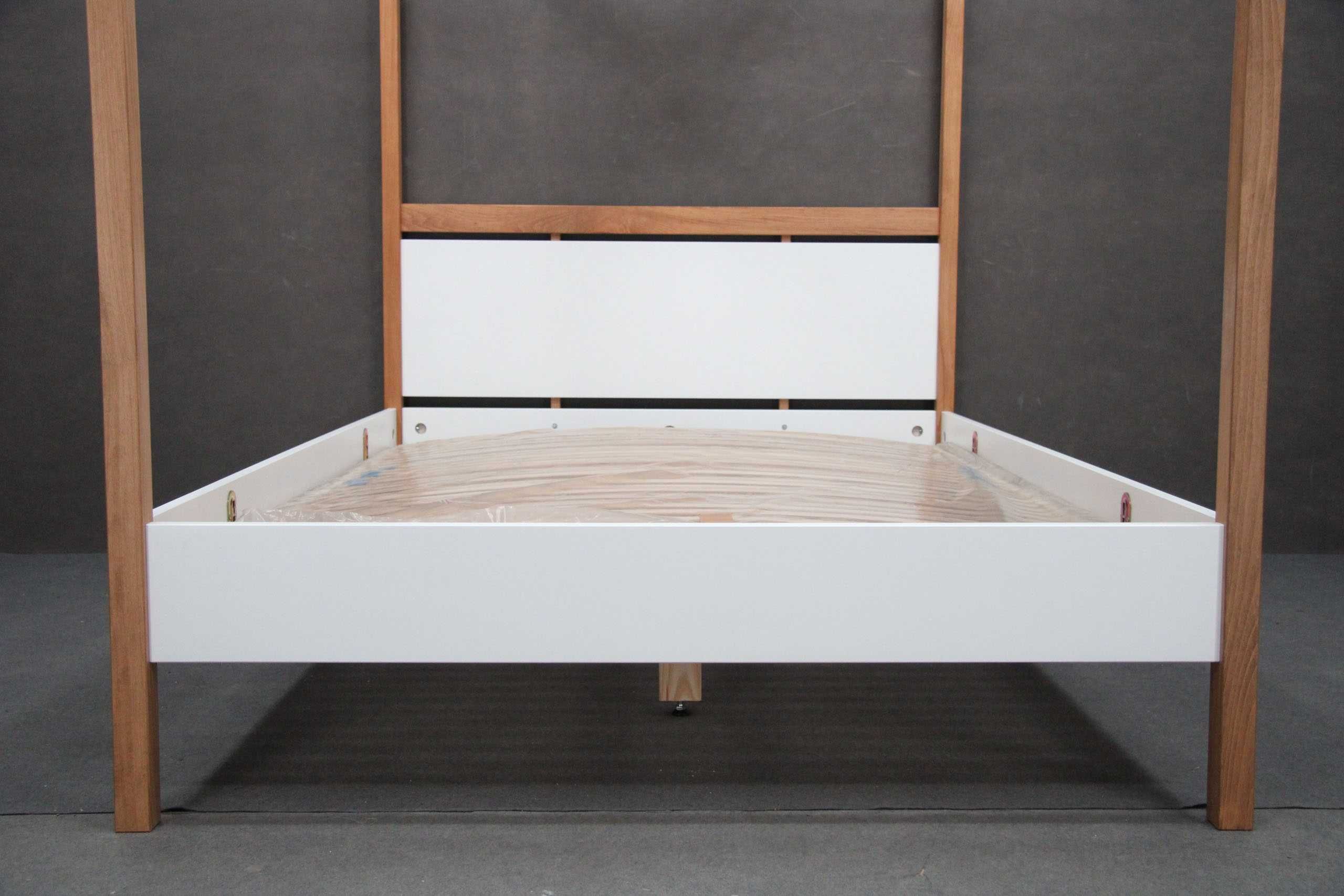 Łóżko MDF 140x200 rama biała z elementami dębowymi BGM24.pl B 8669