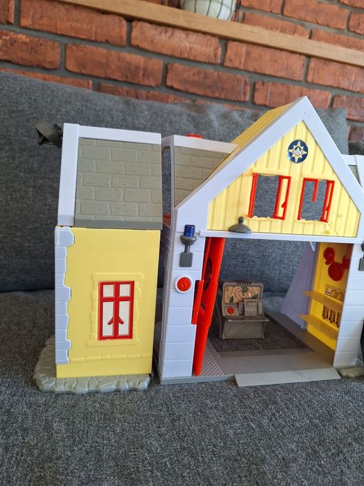 Remiza strażacka, strażak Sam