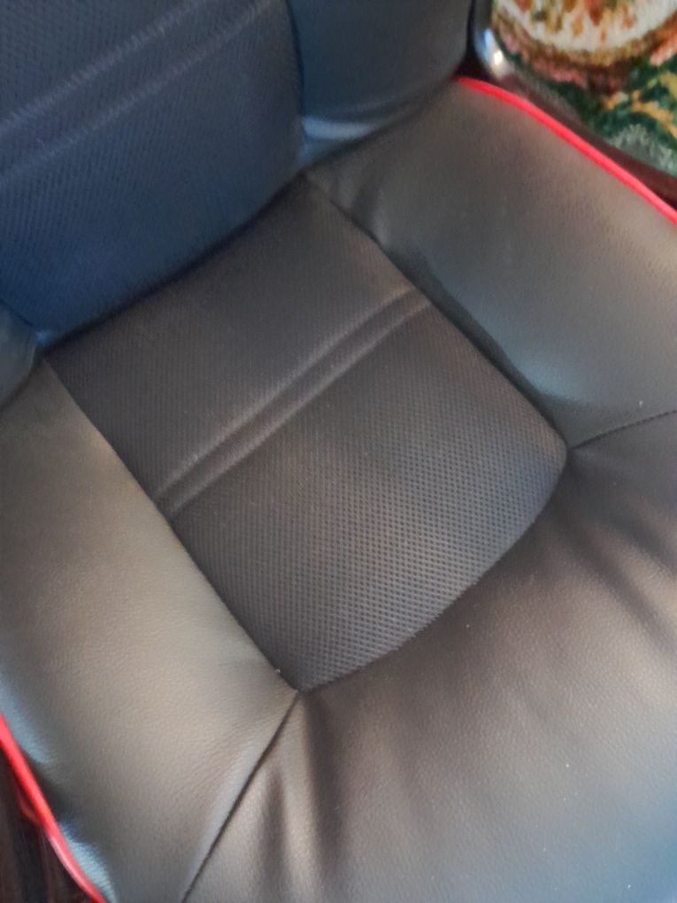 Vendo mesa com cadeira