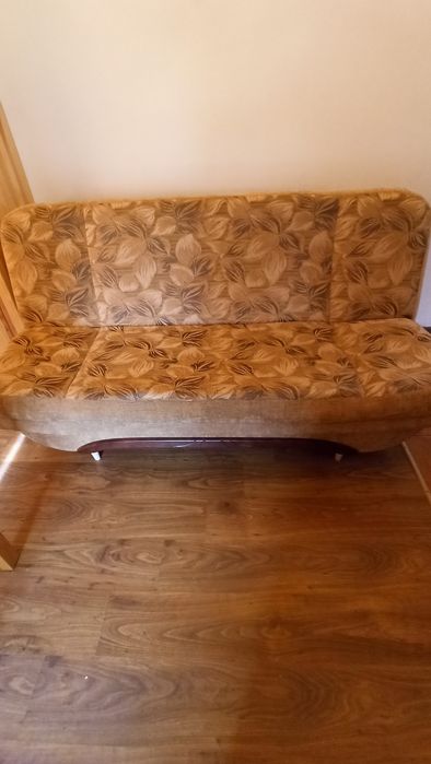 Wersalka na nóżkach.