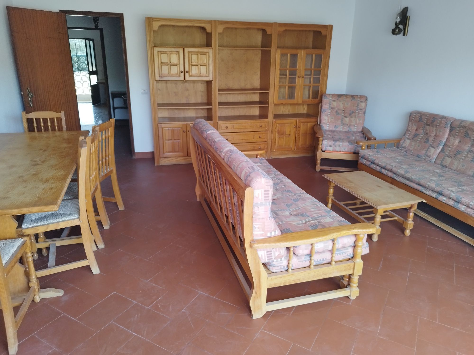 Móveis antigos em madeira maciça
