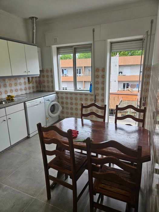 Quarto para arrendar a estudante. Casa e cozinha totalmente equipadas