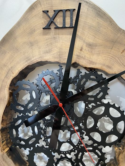 Zegar- rękodzielo - naturalne drewno i metal - prezent