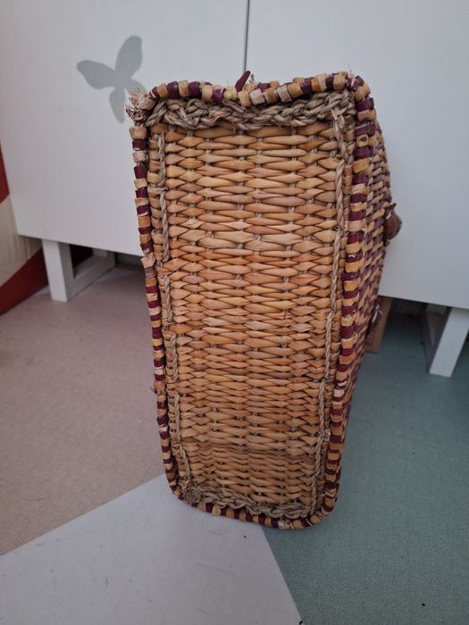 Cesta tipo mala de mão