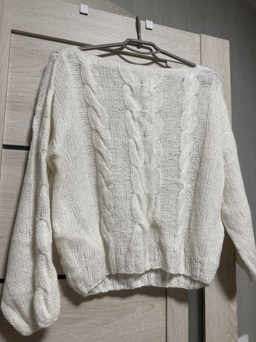 Теплий светр ручної роботи