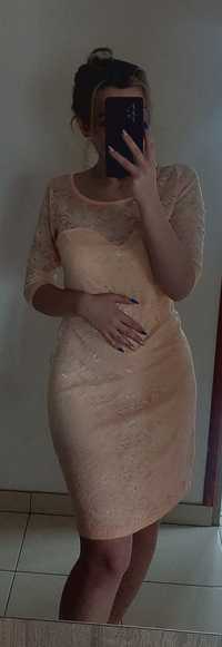 Brzoskwiniowa sukienka z koronką mini