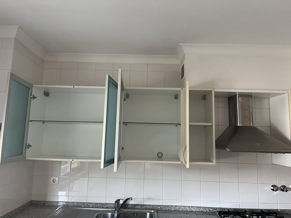 Cozinha grande com eletrodomesticos