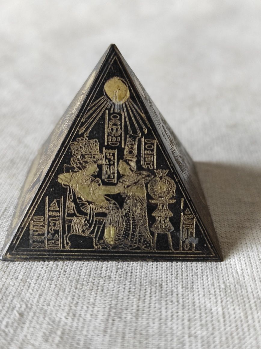 Piramida egipska hieroglify mosiądz niello