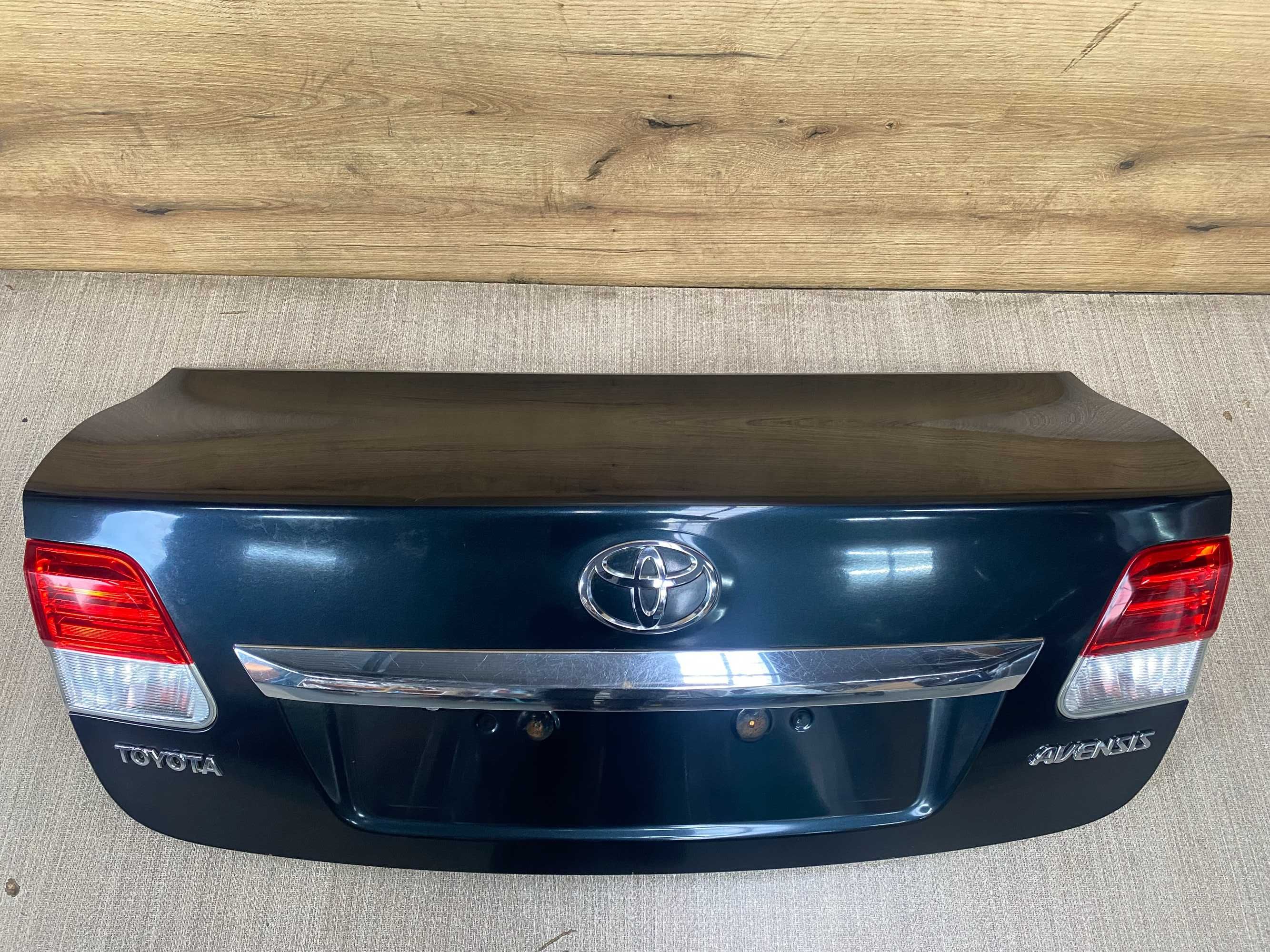 Klapa/kufer tylny bagażnika toyota t27 lift sedan kolor 1h2