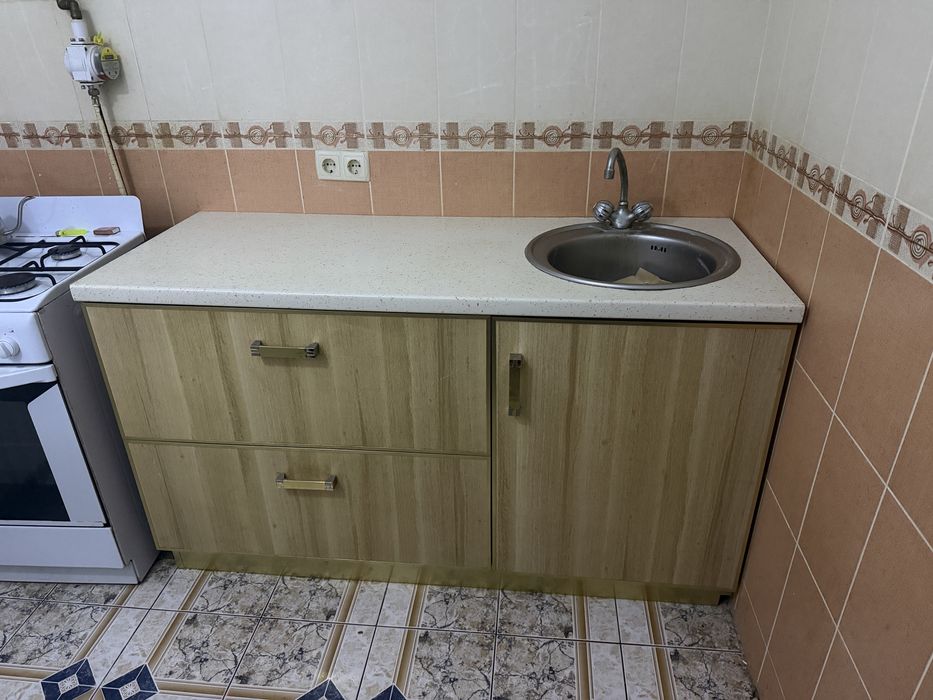 кухня з верхніми ящиками