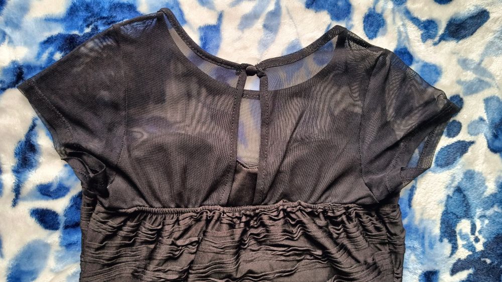 Dopasowana sukienka z siateczką krótki rękaw sexy mała czarna