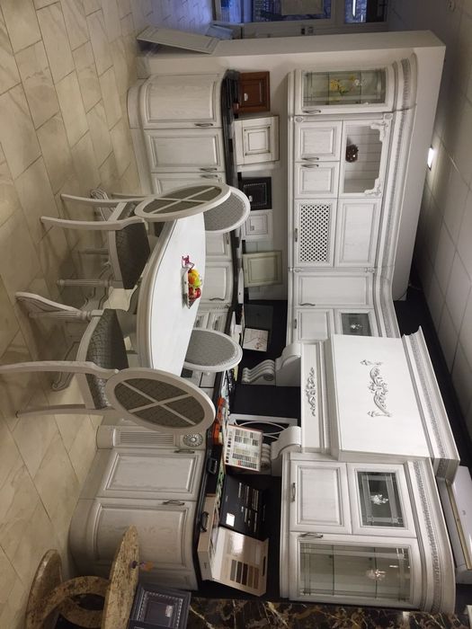 Стіл дерев'яний розсувний, стільниця шпонована.