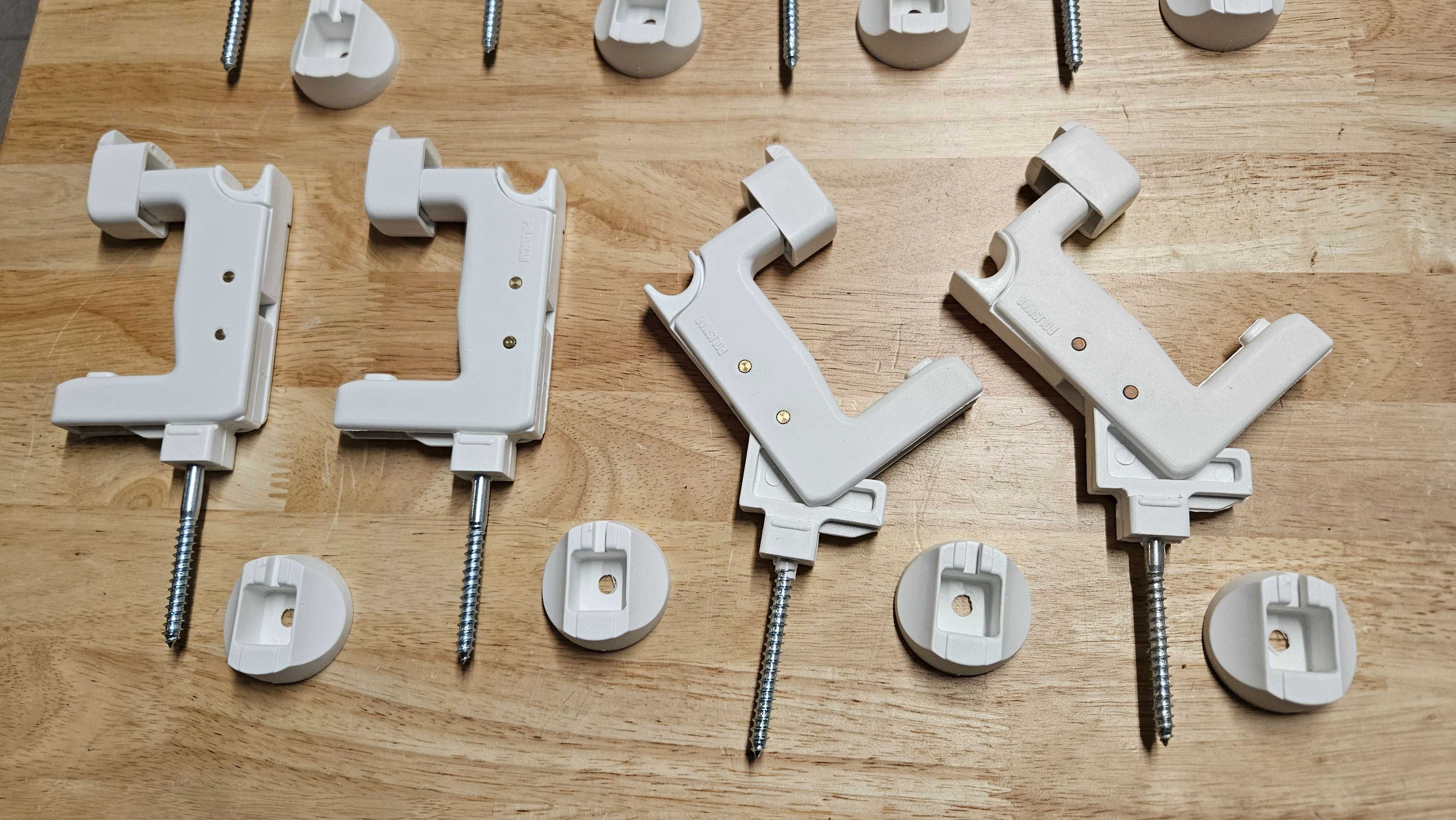 Varias sets de fixadores portas brancas