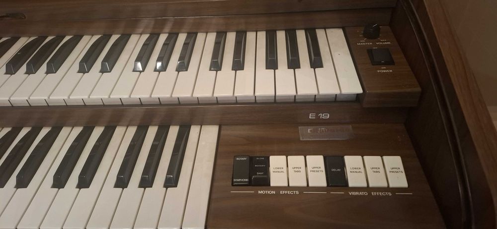 Orgão Elka E19 em bom estado geral, 100% funcional