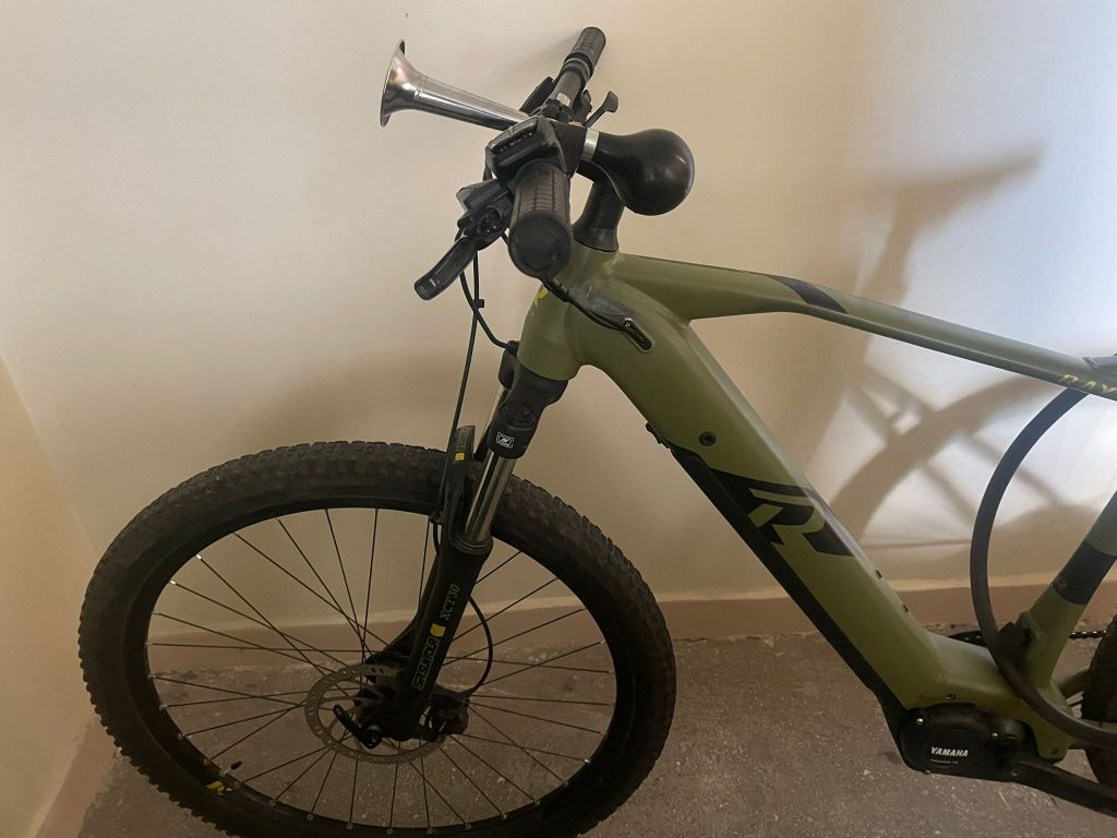 Rower elektryczny z silnikiem Yamaha.